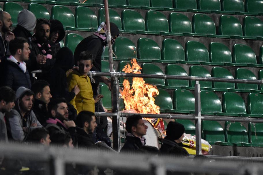 La contestazione degenera negli ultimi minuti con il fuoco che invade una parte della curva occupata dai tifosi del Palermo. Ansa